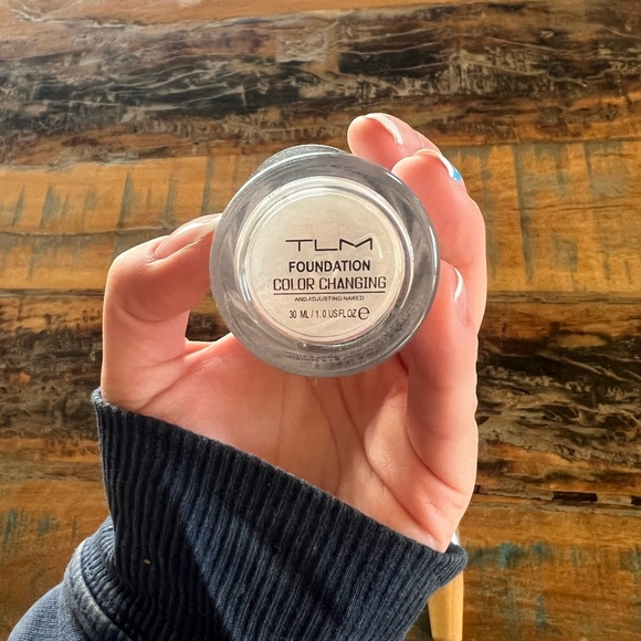 Color Changing Foundation with Brush - Fair/ Light - Picture 2 of 3